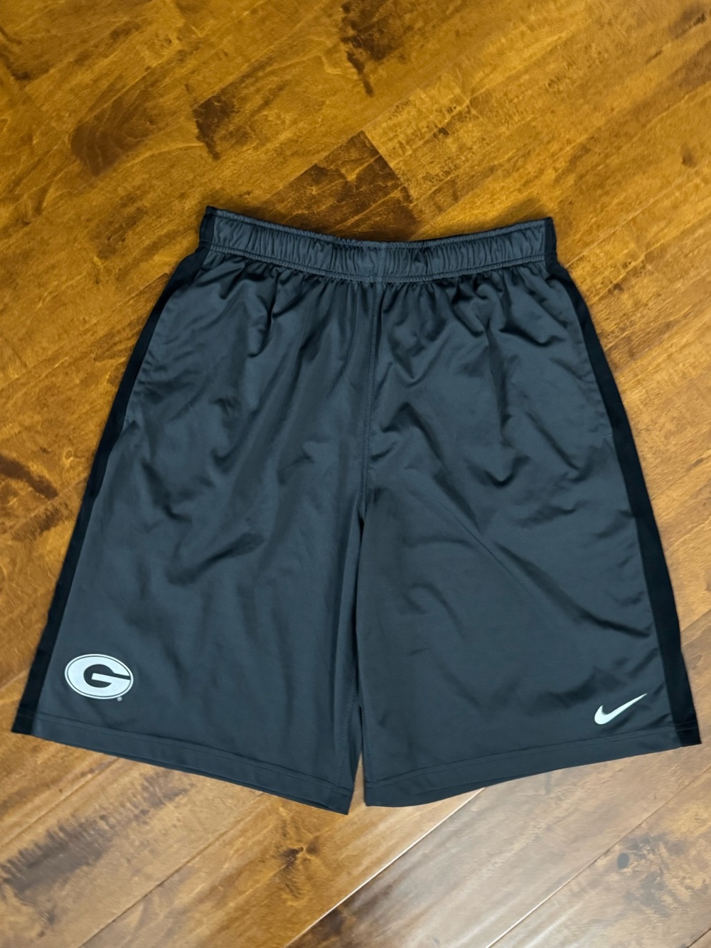 UGA shorts, Atlanta Braves, Atlanta Hawks, Atlanta Falcons men’s large shirts - Picture 4 of 10